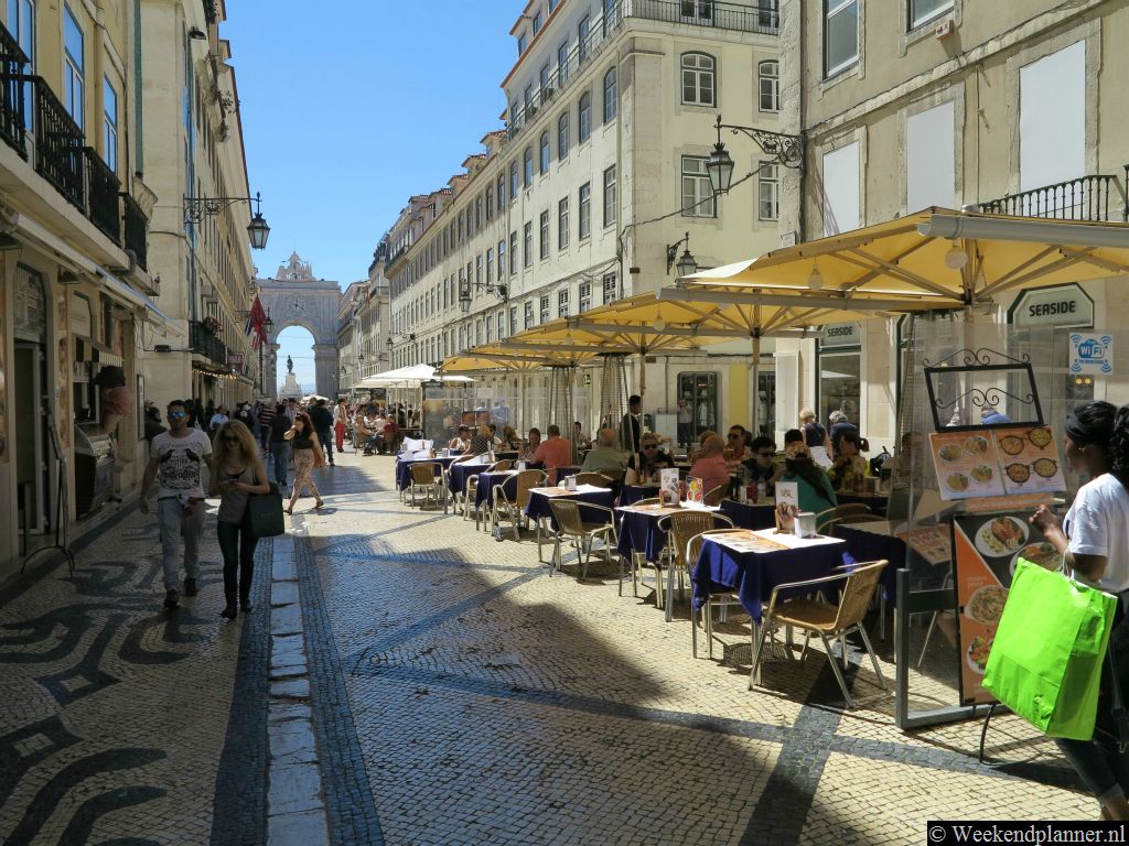 Rua Augusta is de bekendste winkelstraat in het centrum van Lissabon. Er zijn naast winkels ook veel restaurants. Ook in de zijstraten zijn veel restaurants..Tip: Een stedentroip naar  Lissabon.